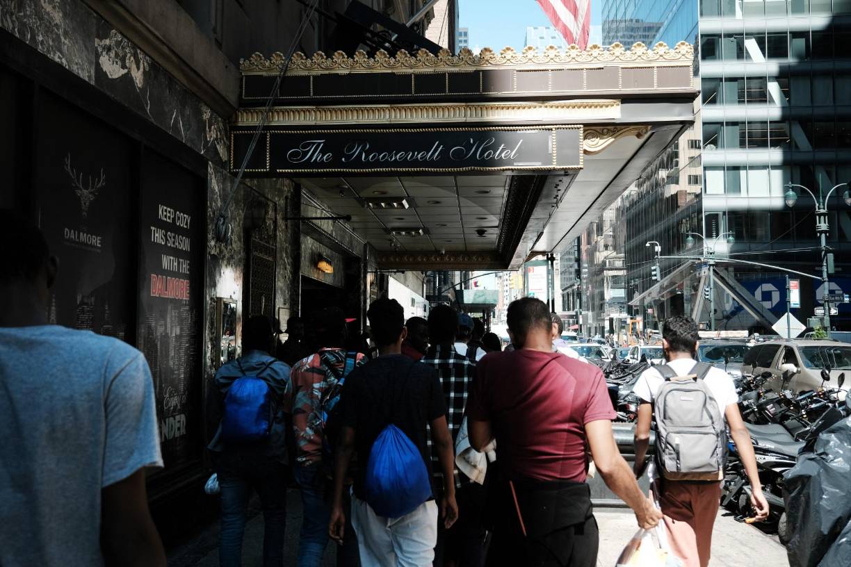 “Seguimos dando prioridad a niños y familias y encontramos una cama para ellos todas las noches”, señaló al canal NY1 un portavoz de la Alcaldía, que recalcó que la ciudad no tiene ahora mismo capacidad suficiente para alojar a los cientos de migrantes que siguen llegando cada día.