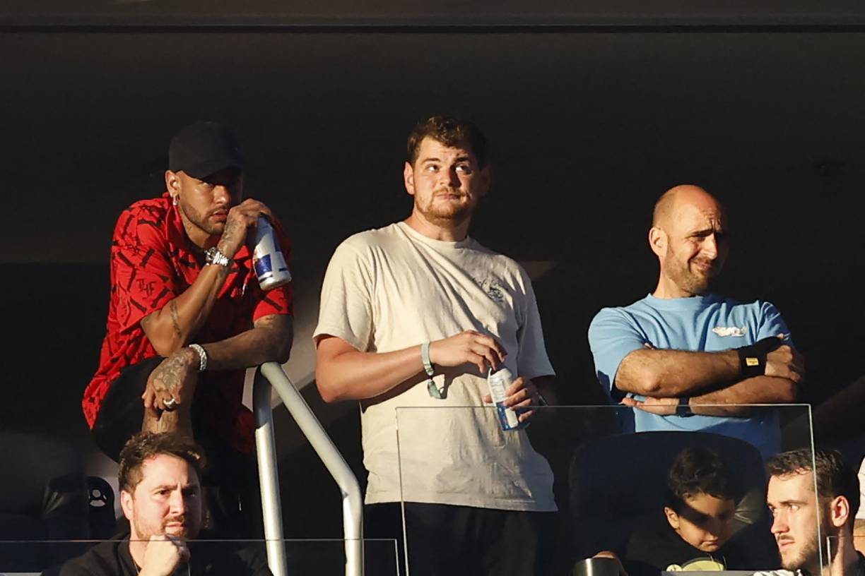 Neymar fue un espectador de lujo en el SoFi Stadium de Inglewood, California.