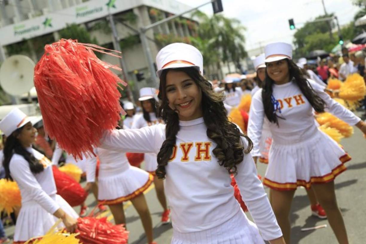 Civismo, fervor y belleza destacaron en la celebración del 197 aniversario de Independencia. Los alumnos de los diferentes institutos participaron en distintos cuadros. En la imagen Bárbara Tróchez, del Instituto Debe y Haber.<br/>