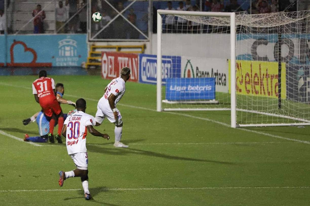 Jorge Benguché definió con clase ante ‘Panchi‘ Reyes para el 2-0 del Olimpia contra la Real Sociedad.