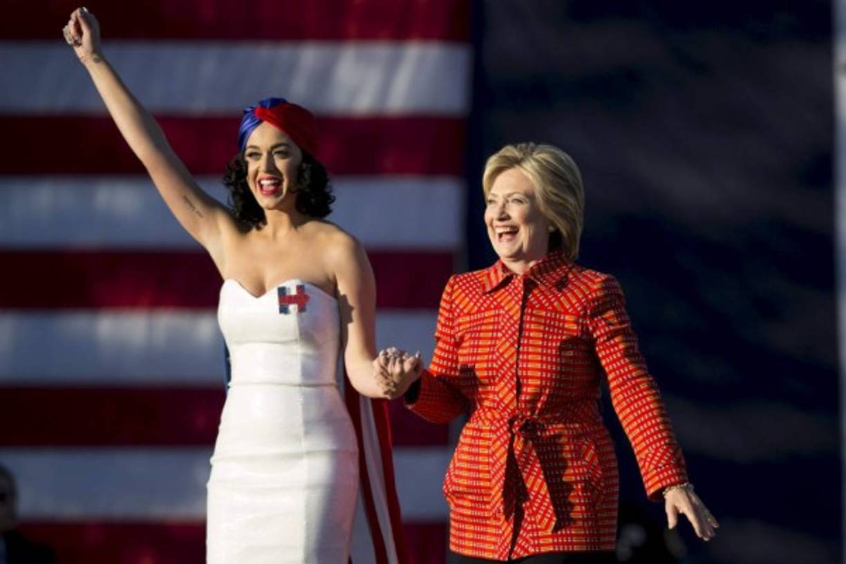 Katy Perry es otra de las reconocidas estrellas de la música en EUA que ha demostrado su apoyo a Clinton. La cantante incluso le ha acompañado en varios de sus eventos de campaña.