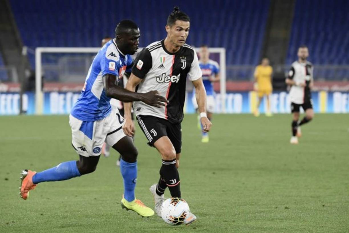 Cristiano Ronaldo es marcado por el defenas del Napoli, Kalidou Koulibaly.