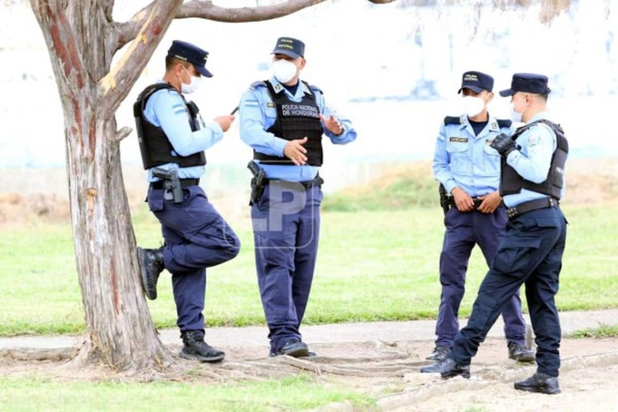 Miembros de la Policía Nacional estaban algo relajados previo al juego en Danlí.