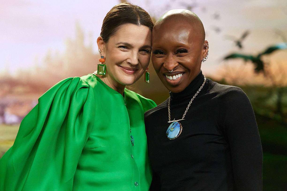 Y agregó: “A menudo caminamos de la mano. Si no caminamos de la mano, nos encontraremos en algún lado”. A su vez, señaló que, en general, la gente tiene cierto miedo a la conexión física. “Creo que asumimos que la conexión física solo tiene sentido de ser dentro de una relación romántica”, indicó, y Barrymore estuvo de acuerdo.