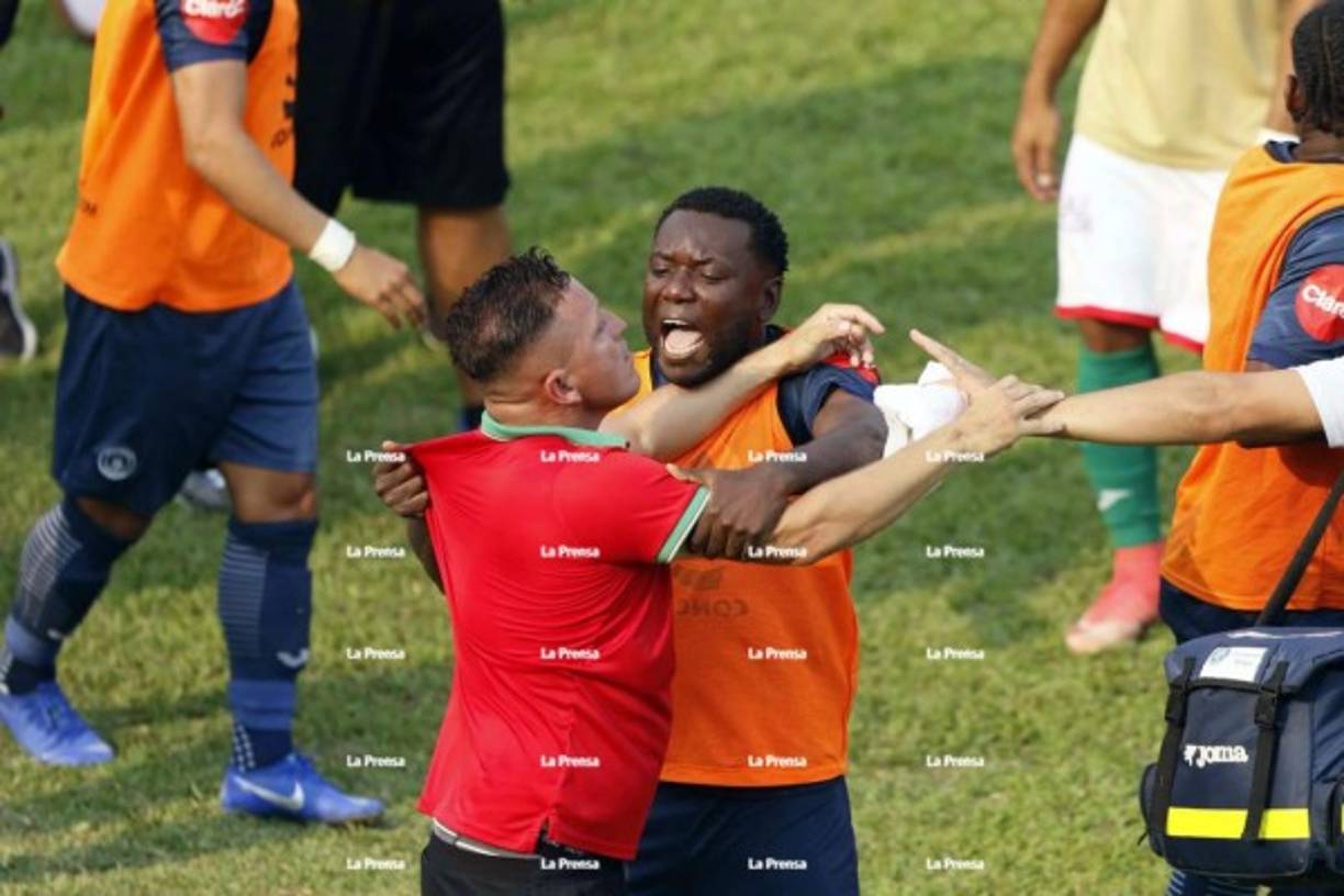 Wilmer Crisanto tratando de calmar al utilero del Marathón.