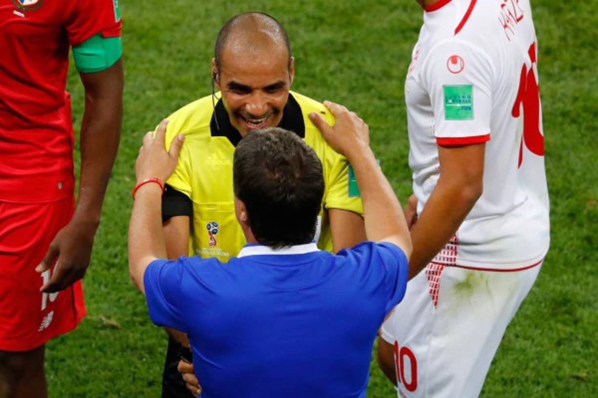 'Bolillo' Gómez tuvo que ser frenado por el árbitro central ya que se encontraba molesto .