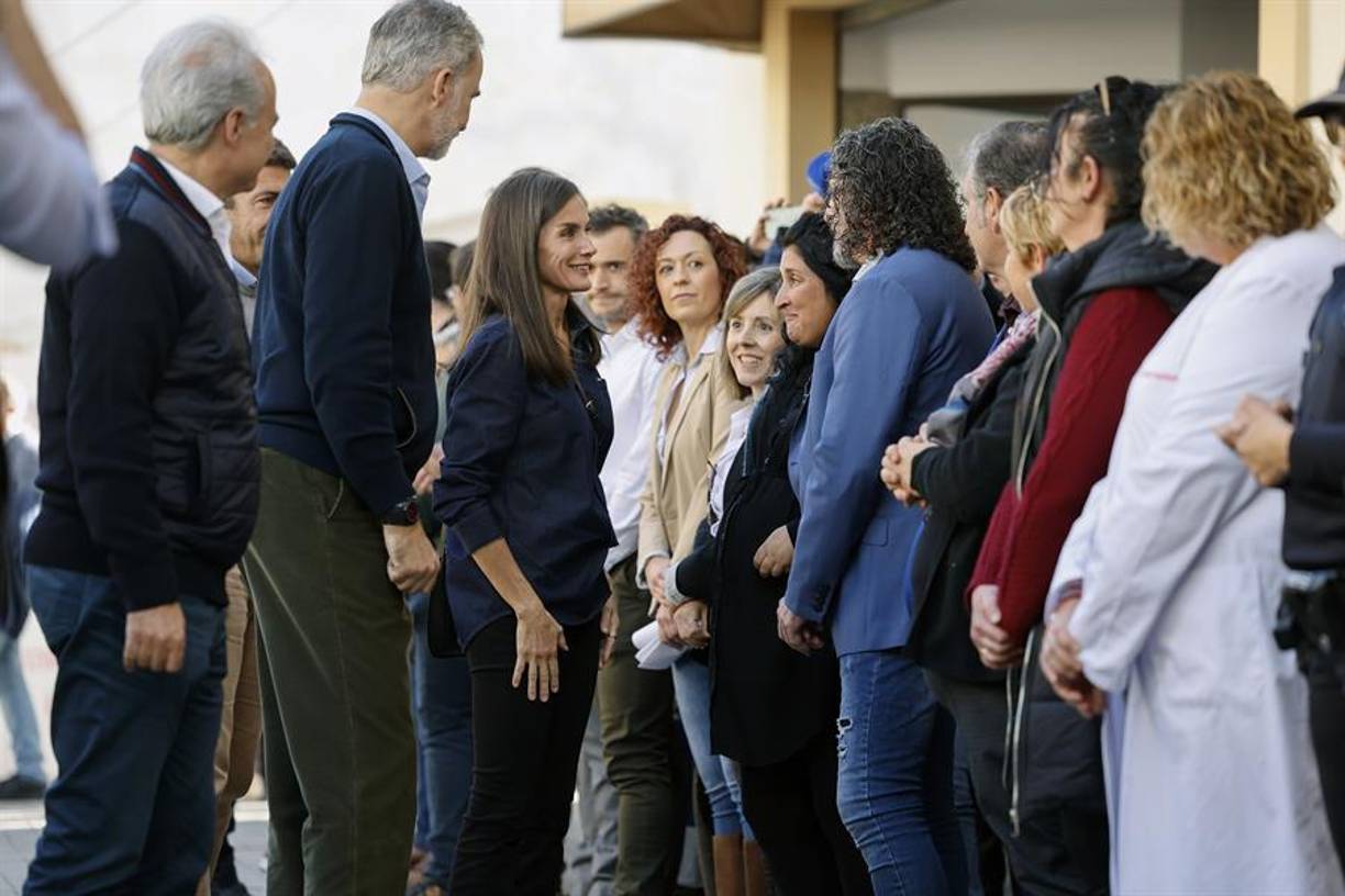 Así se ha expresado el rey al acercarse a los medios de comunicación presentes durante la visita a Utiel junto a la reina Letizia, el president de la Generalitat valenciana, Carlos Mazón, y el ministro de Política Territorial, Ángel Víctor Torres.