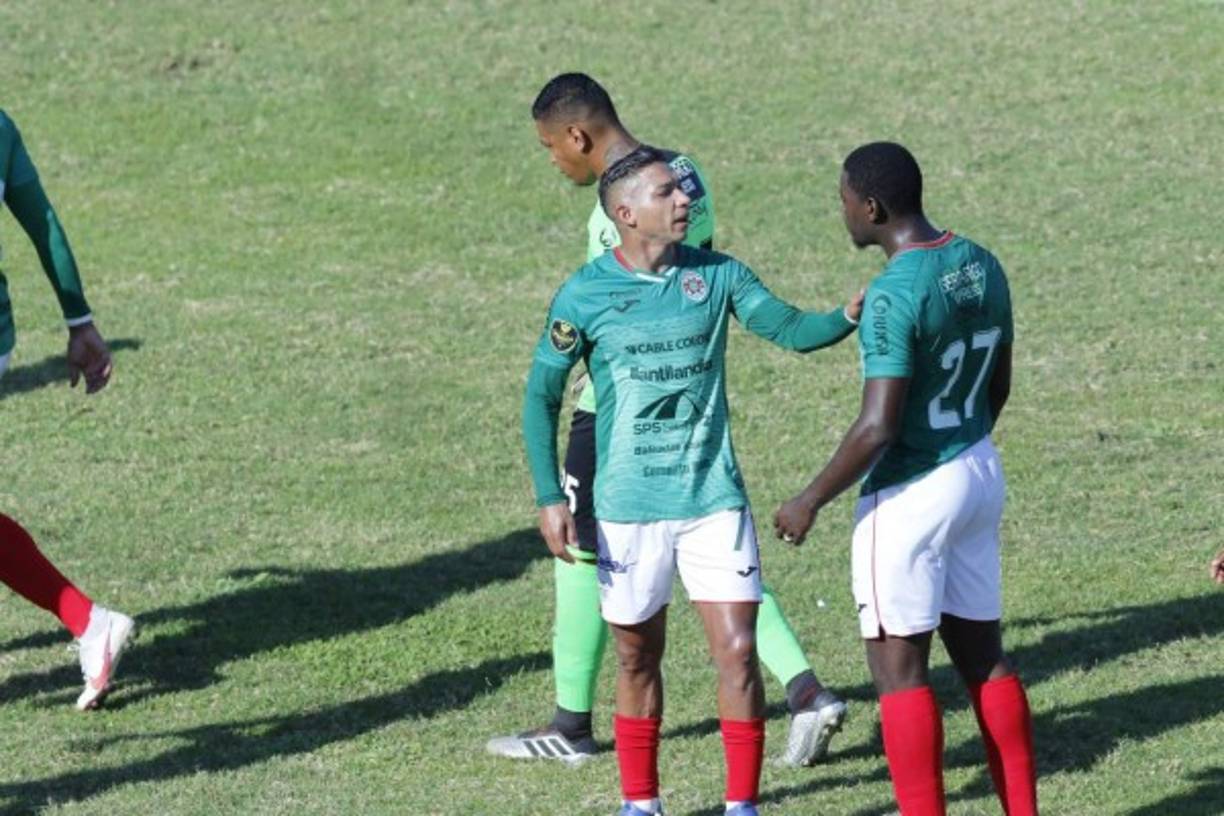 Emilio Izaguirre, llamándole la atención al defensa Carlos García al descanso del partido tras los goles del Vida.