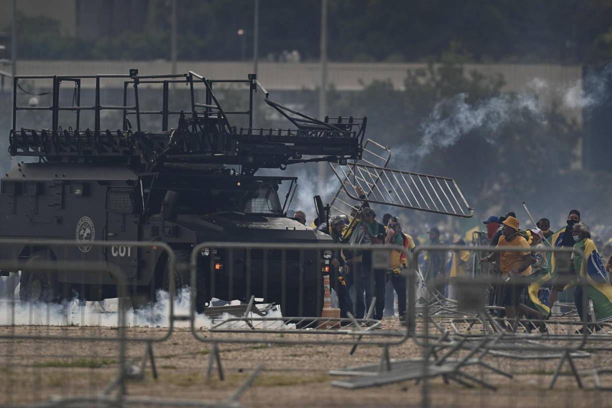 Grupo de uniformados rodeaba el edificio tomado por los radicales.