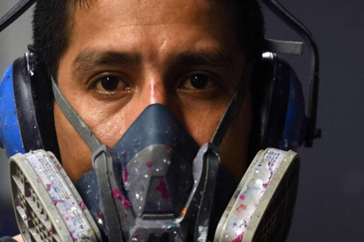 US President Donald Trump is escorted by Japan's Emperor Naruhito during a welcome ceremony at the Imperial Palace in Tokyo on May 27, 2019. (Photo by ISSEI KATO / POOL / AFP)