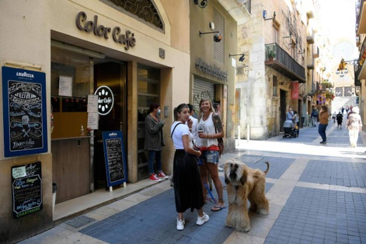 En la calle adoquinada que lleva a la imponente catedral, una de las zonas más visitadas de esta ciudad portuaria, pocos son los comercios abiertos.
