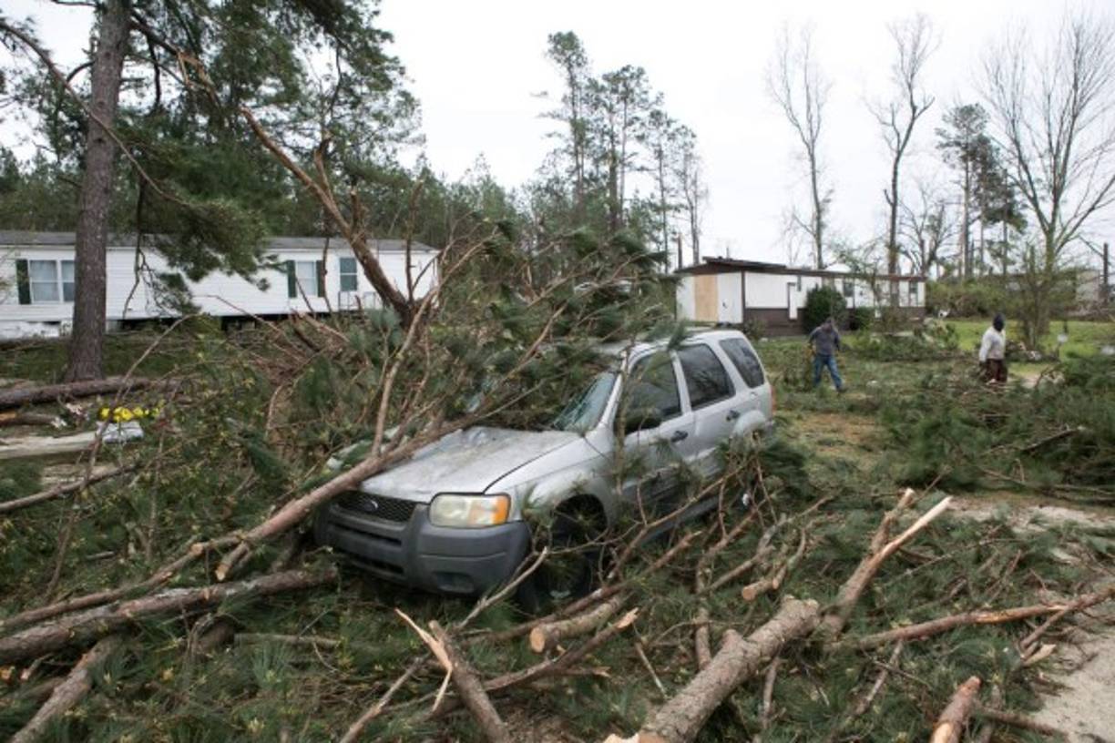 Las autoridades locales afirman que la devastación causada por los tornados dejará millonarias pérdidas en Alabama.