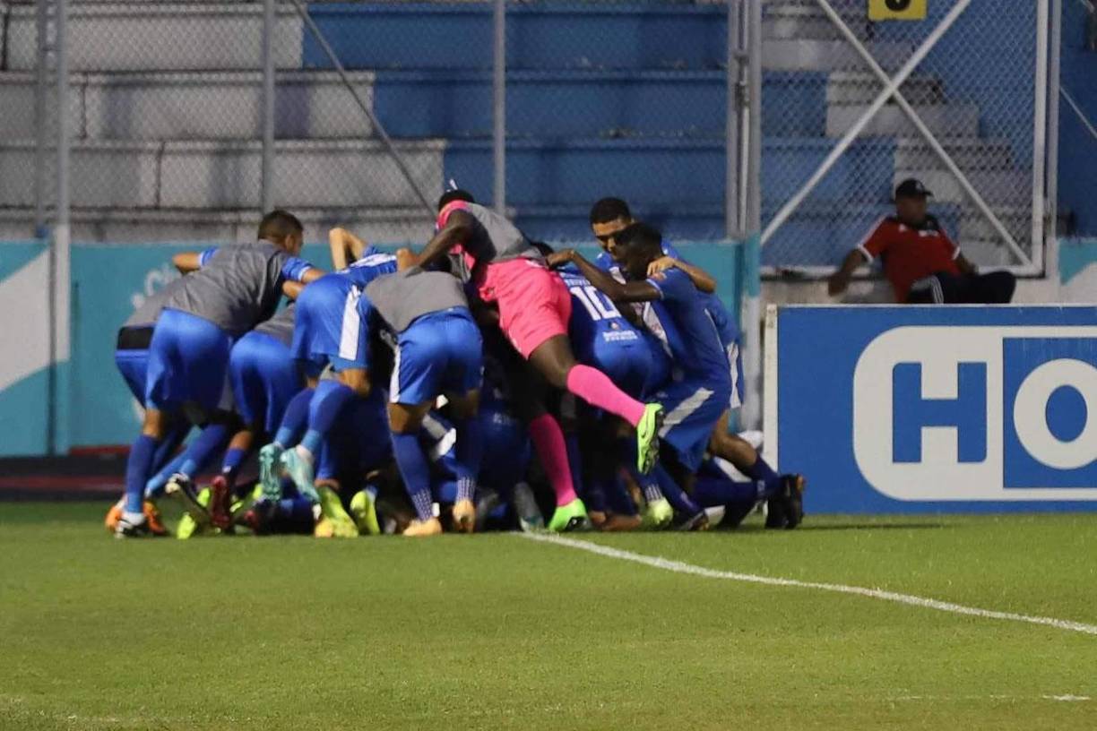 Los jugadores del Victoria celebrando en grupo el golazo de Alexy Vega.