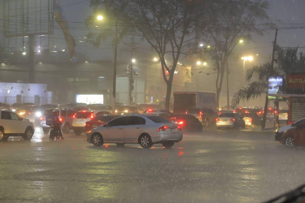 Una tormenta de unos 30 minutos generó congestionamiento vehicular en la “hora pico” de San Pedro Sula.