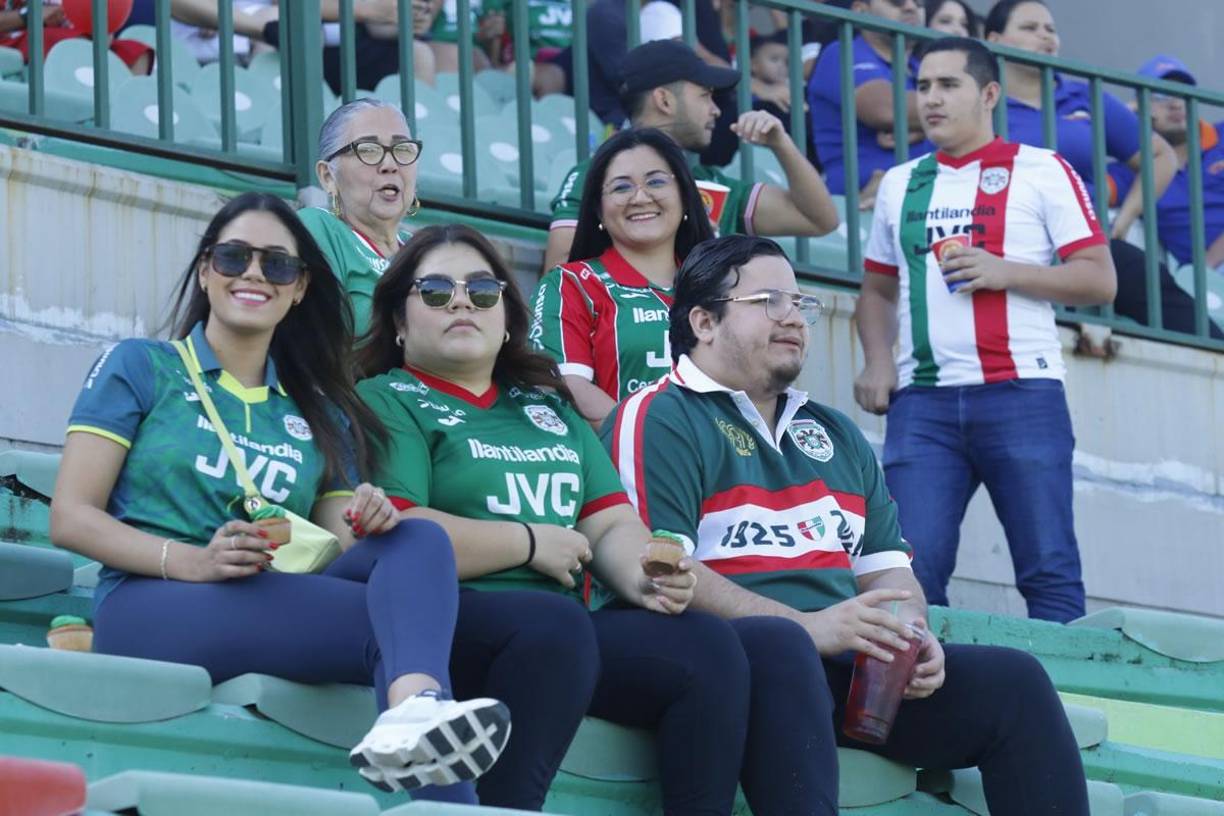 Los aficionados del Marathón llegaron felices al estadio Yankel Rosenthal para el partido contra el Génesis.