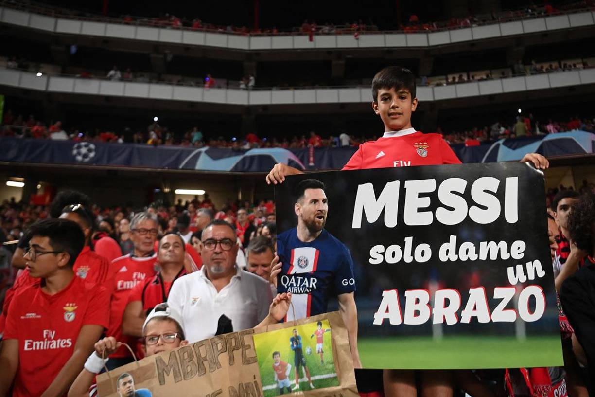 Otro niño aficionado del Benfica solo le pidió un abrazo a Messi con esta pancarta.