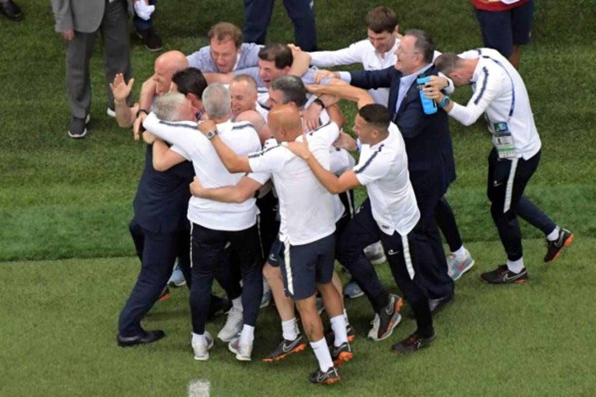 Didier Deschamps celebró con su cuerpo técnico al final del partido ante Croacia.