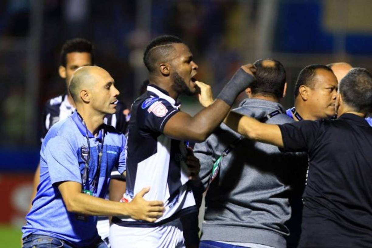 Tuvieron que detener a Gustavo Chara en los reclamos que le hacía al árbitro Walter López.