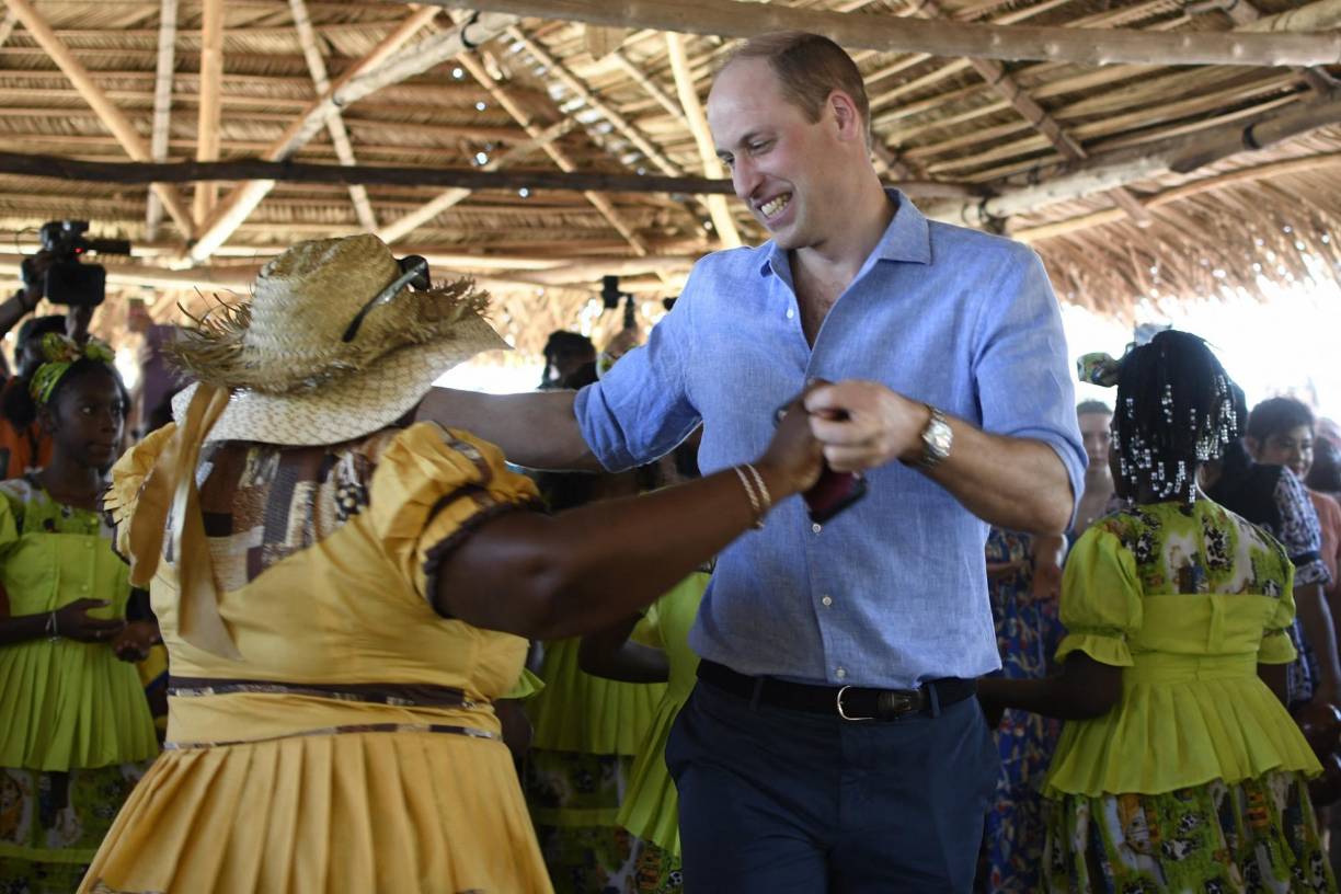 De igual manera, la pareja danzó “punta” con los residentes de la comunidad, tal y como hizo en una pasada visita el príncipe Harry.