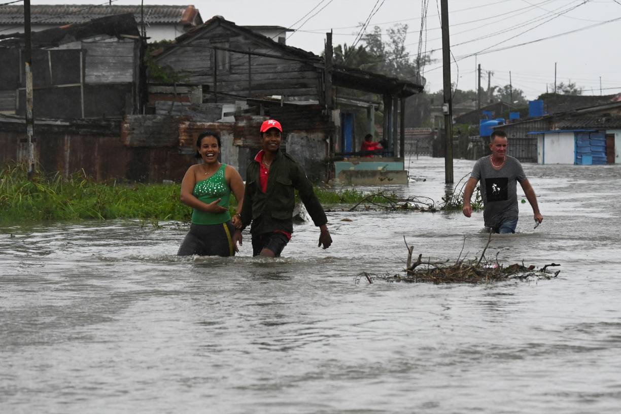 El huracán arrancó tejados, derribado cientos de árboles y postes eléctricos contra edificios y viales, anegado calles, echado abajo torres de dos estadios de béisbol, inundado casas y afectado viviendas, fábricas, campos de cultivos y almacenes de la hoja de tabaco.