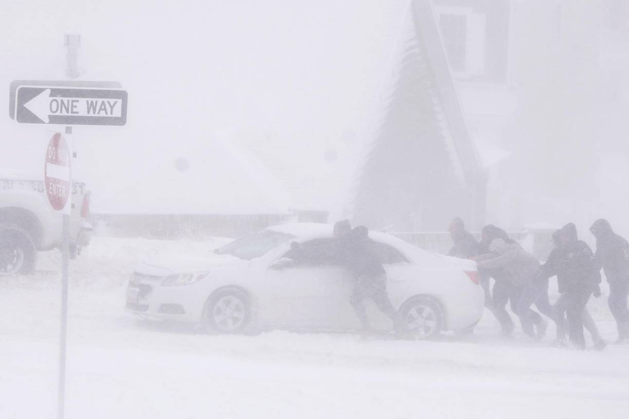Matt Paul, vicepresidente de DTE, la mayor proveedora de energía eléctrica en Michigan, dijo en un comunicado que se han observado acumulaciones de hielo de hasta 200 milímetros en todo el sureste del estado que han causado “niveles extremos de daño” a la infraestructura.