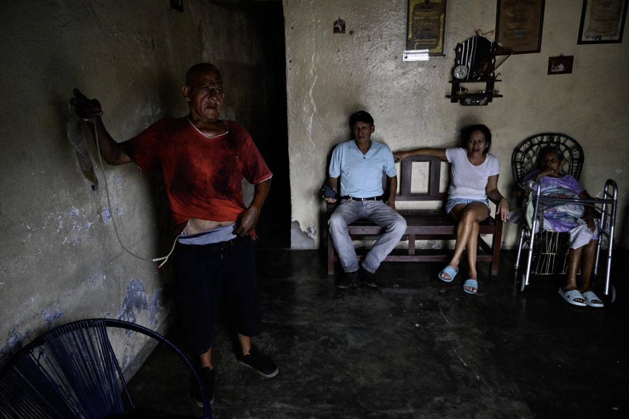 “La economía en el pueblo no está fácil”, resume José Gregorio Mejía, un mecánico de 56 años. “Es un sacrificio para todo, nunca en la vida se había visto una situación así”, sigue, con sus manos y ropa cubiertos de grasa. Mejía precisa una cirugía para una obstrucción urinaria.