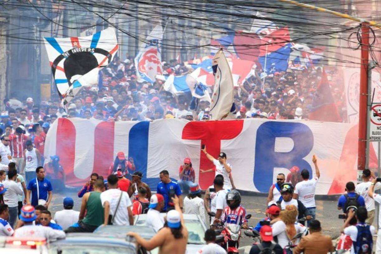 Con banderas y los colores del Olimpia llegaron los aficionados albos.