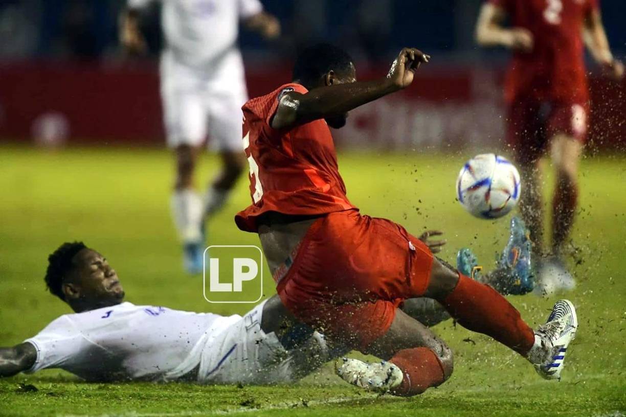 Romell Quioto peleó todas las pelotas en el partido. En la imagen se barre ante Steven Vitoria.