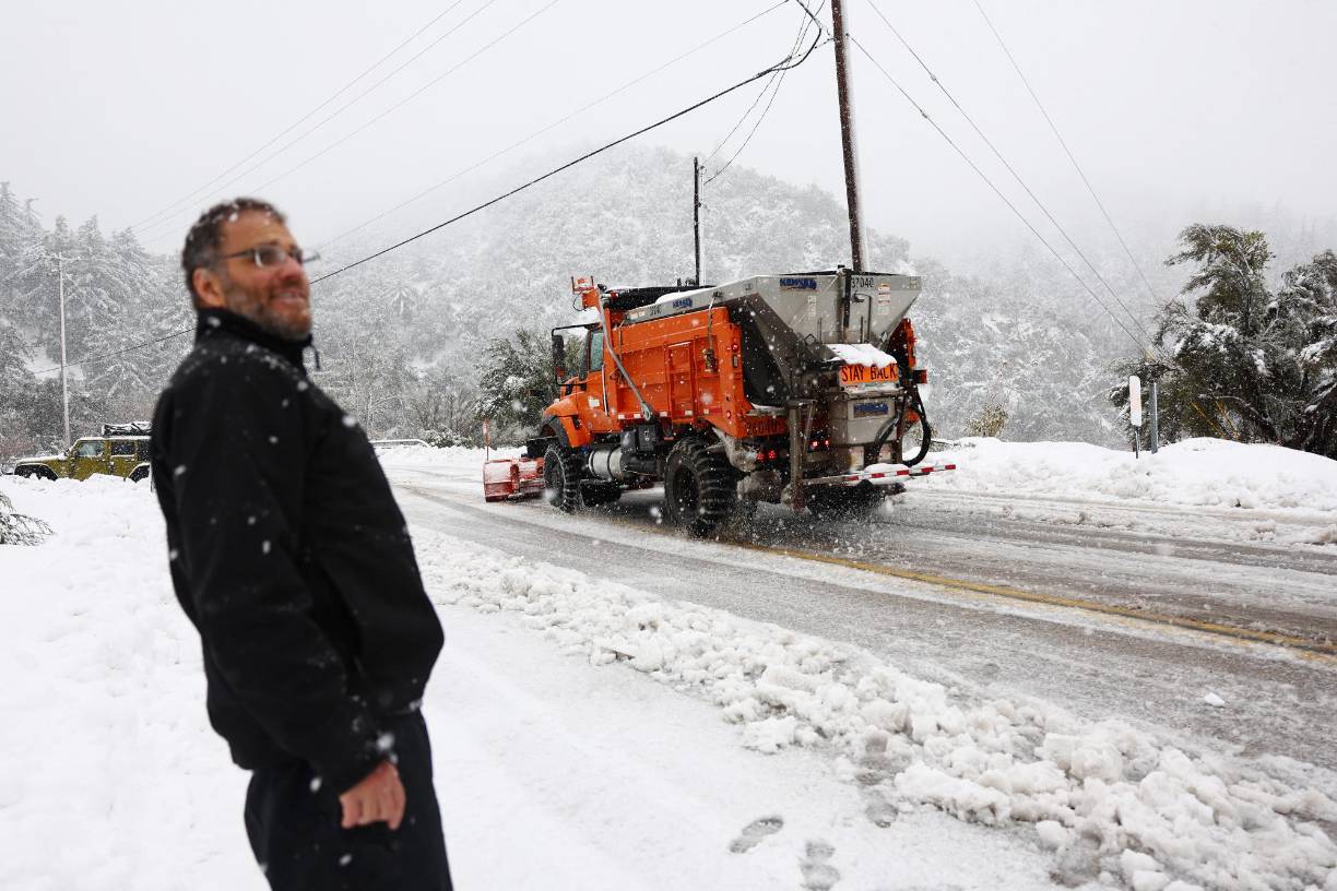 Debido al hielo y a la <b>nieve</b>, las autoridades cerraron algunas de las principales arterias viales, como partes de la Interestatal 5 que va de norte a sur y que conecta a Canadá, Estados Unidos y México.