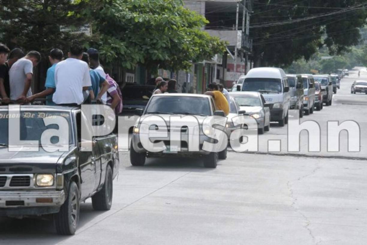 Gerardo Dubón es velado en el barrio Trincheras, y su féretro fue paseado por las mismas calles de la colonia Cerro Verde que él recorrió durante 14 años como parte de su trabajo.