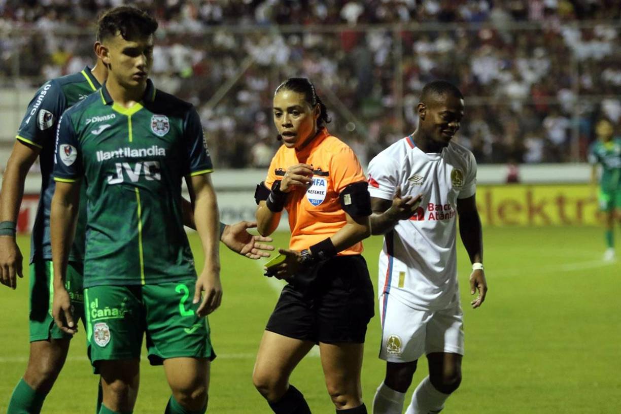 Melissa Borjas Pastrana mostró ocho tarjetas amarillas en el partido (7 a jugadores y una a Pedro Troglio).