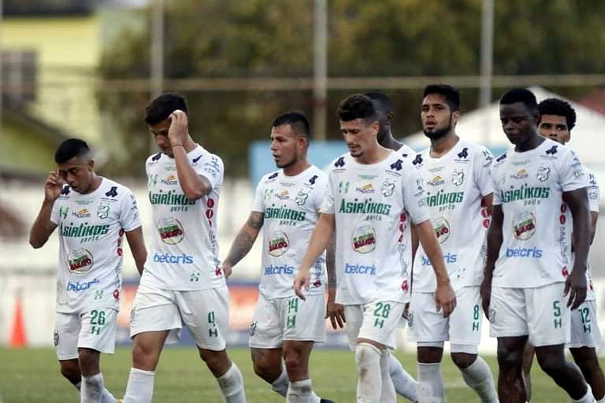 ¡Cabizbajos! Así salían los jugadores del Platense al medio tiempo del partido contra el Honduras Progreso por el empate sin goles.