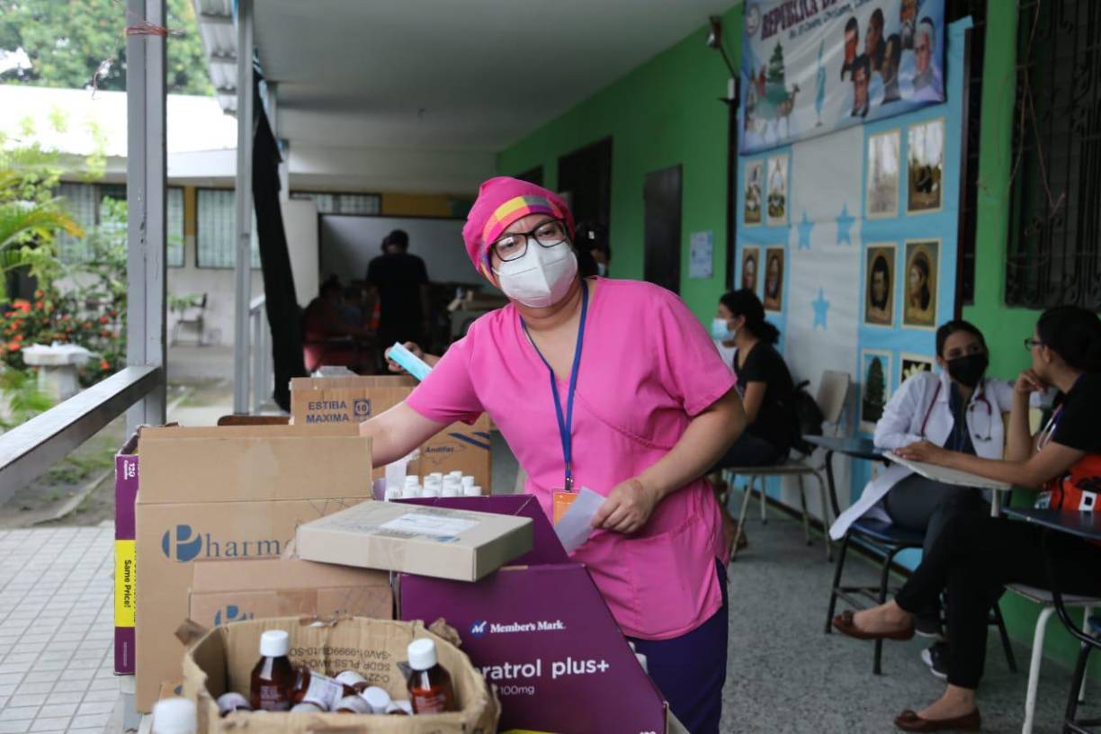 Brigada médica atiende a personas de ocho comunidades albergadas en escuela de Choloma (Fotos)