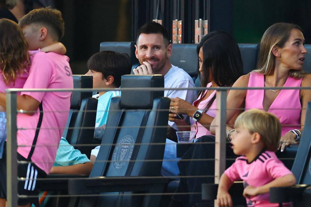 Messi asistió al estadio junto a su familia para apoyar a sus compañeros desde las gradas. La inflamación en su tobillo no fue impedimento para acercarse al césped.