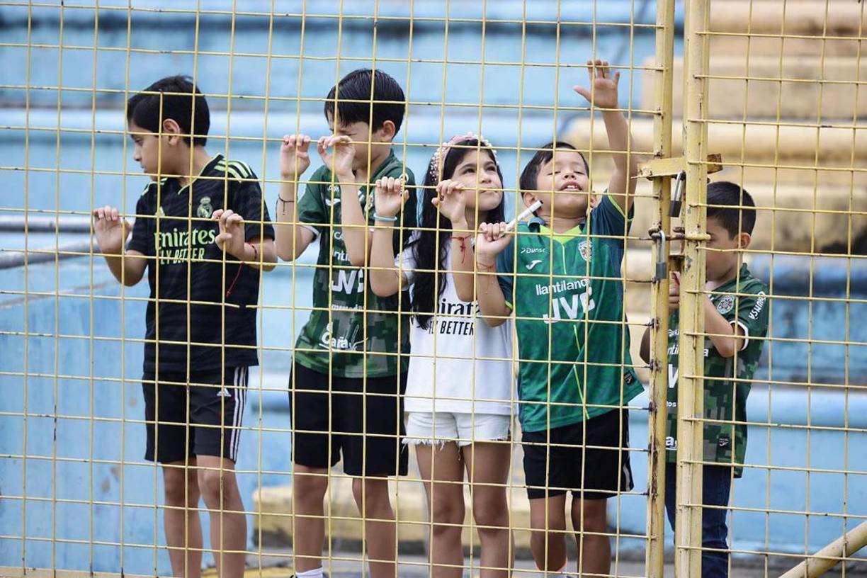 Los aficionados aprovecharon la oportunidad para ver a el amistoso entre Marathón vs Victoria en el estadio Olímpico.