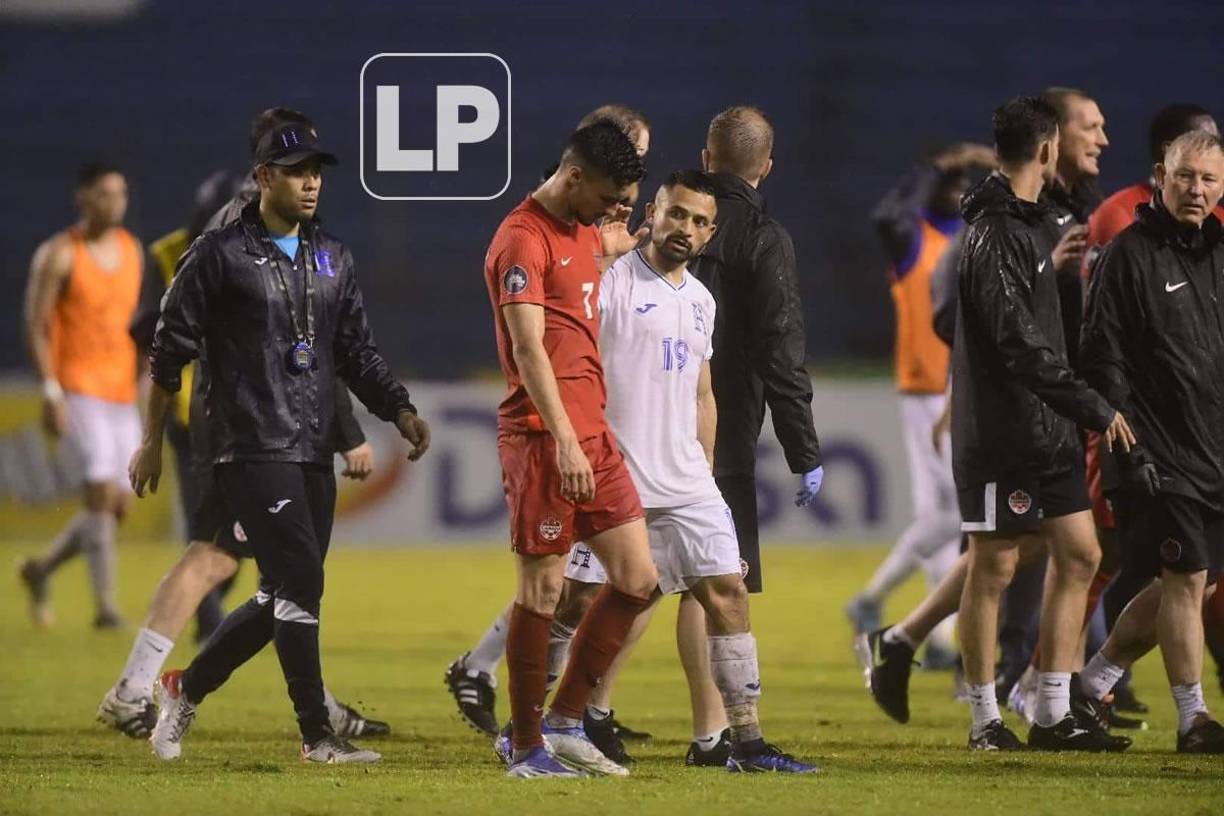Omar Elvir saludando al canadiense Estephen Eustaquio tras el partido.