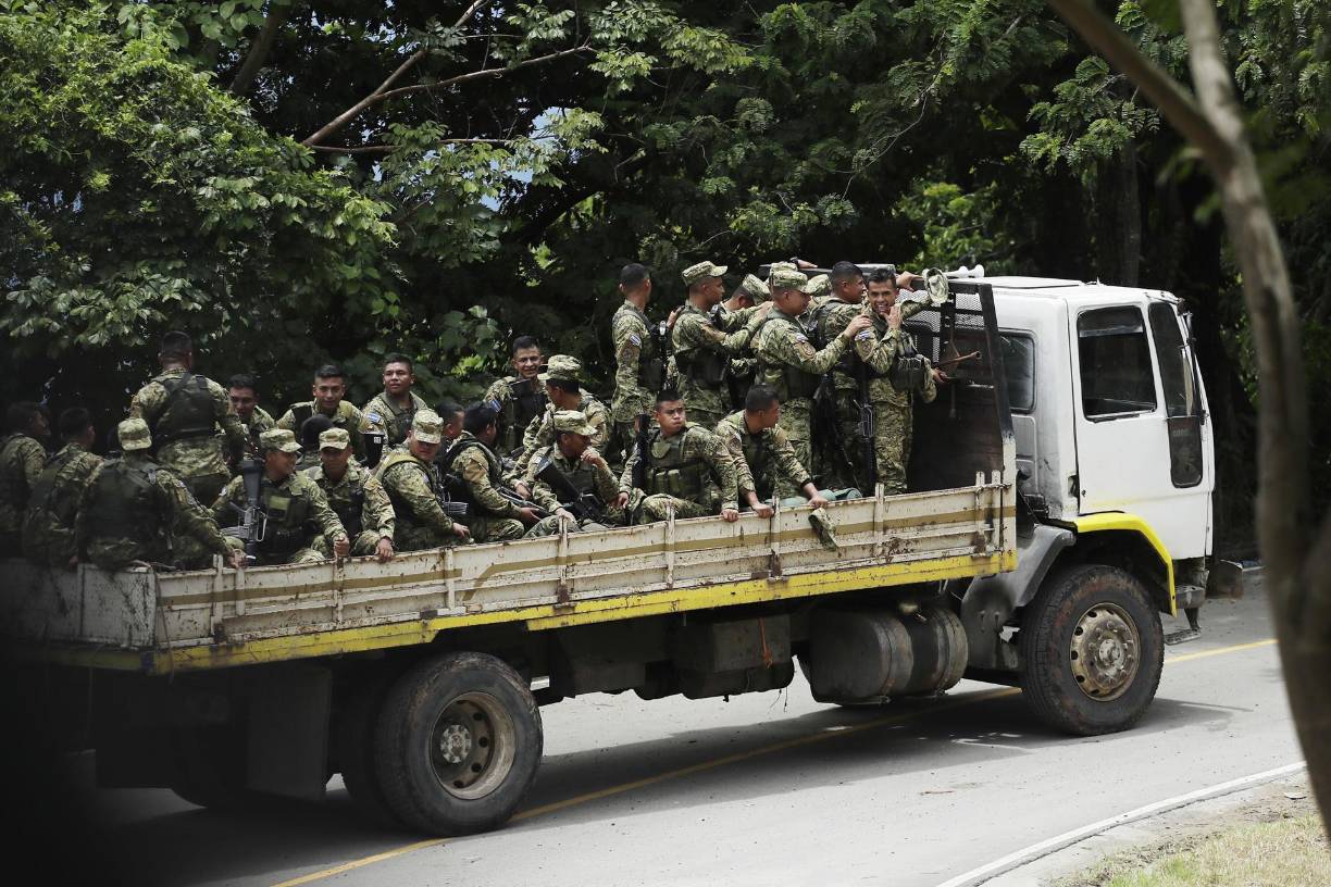 Fuerzas especiales abordaron lanchas para llegar a comunidades adyacentes al lago de Suchitlán para llegar “hasta el último rincón del departamento”, consignó la Policía. 