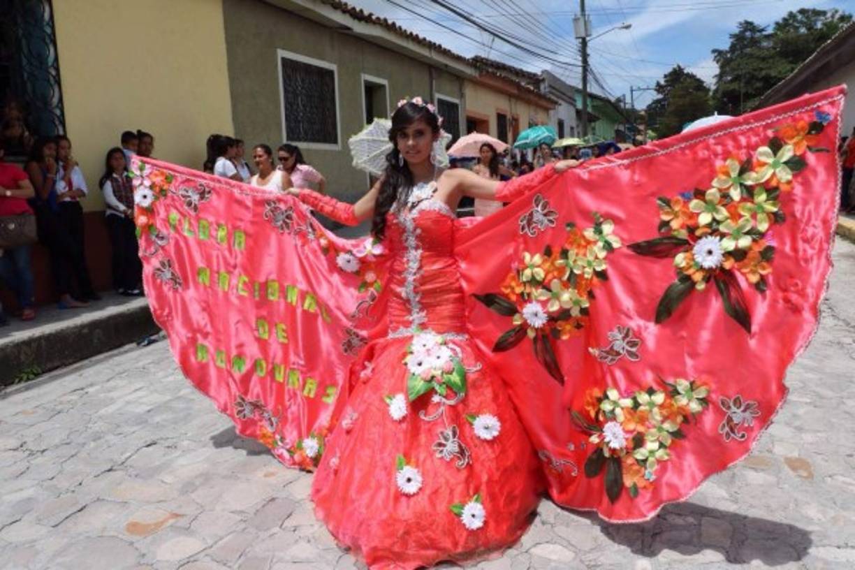Hermoso vestido para destacar la flora y fauna luce esta estudiante en Santa Rosa de Copán.