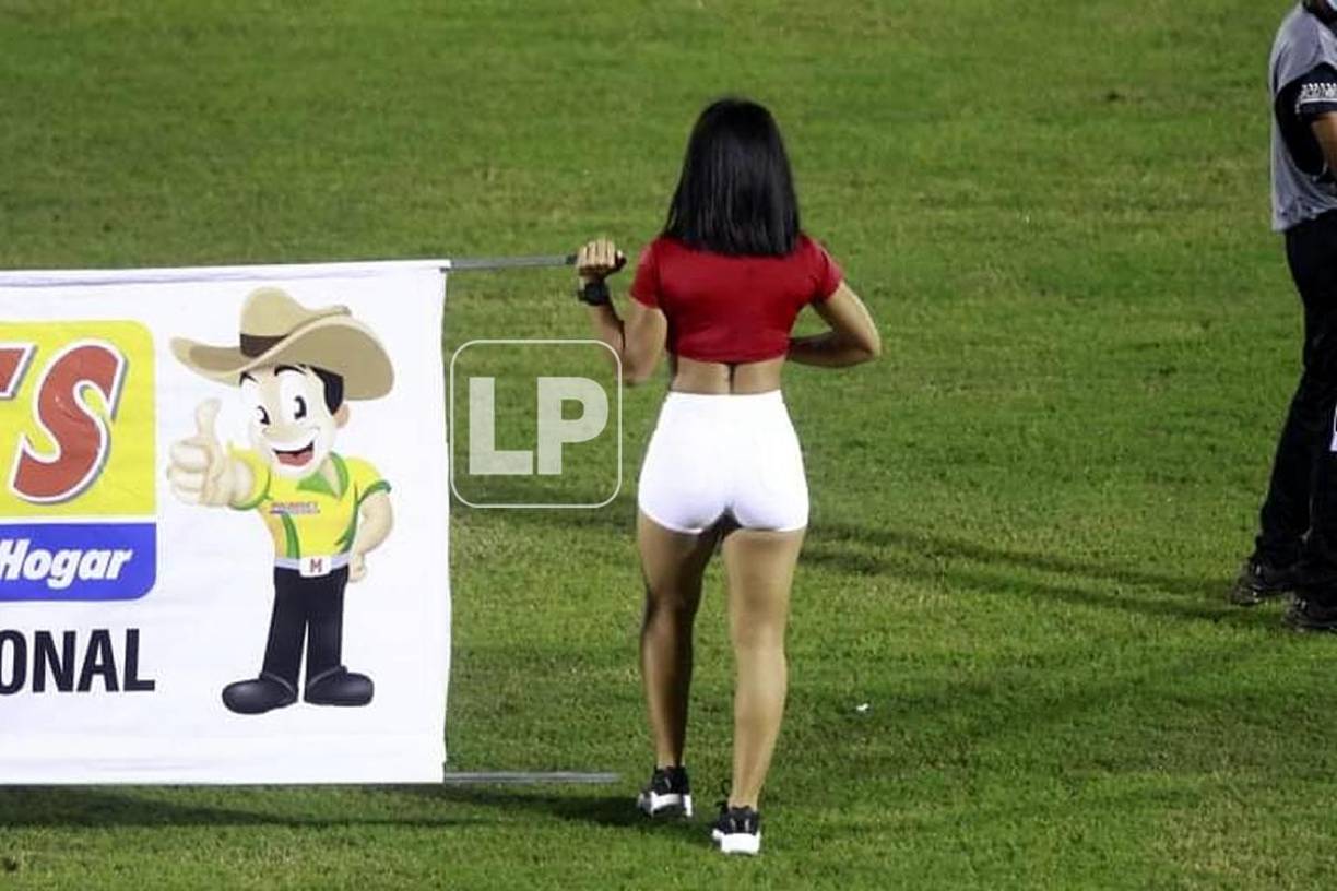 Varias chicas que trabajan con marcas patrocinadoras estuvieron en la cancha del estadio Ceibeño.