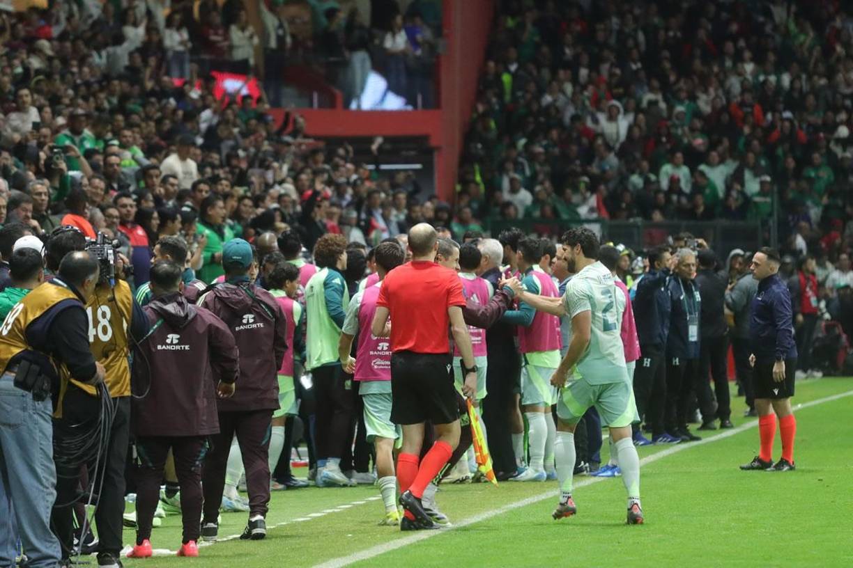 Luego del cuarto gol de México, hubo un altercado entre los banquillos de ambas selecciones por el festejo desmedido de los mexicanos y el lanzamiento de objetos no paró.