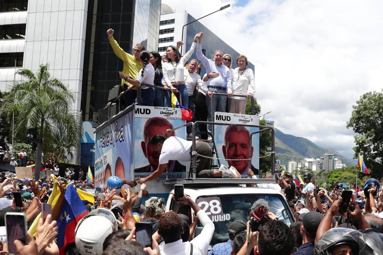  Miles de venezolanos se han concentrado este martes en Caracas, en un acto convocado por la oposición mayoritaria, para rechazar por segundo día consecutivo lo que consideran es un fraude en los resultados oficiales del Consejo Nacional Electoral (CNE), que en la víspera proclamó a Nicolás Maduro como presidente reelecto con el 51,2 % de los votos. 
