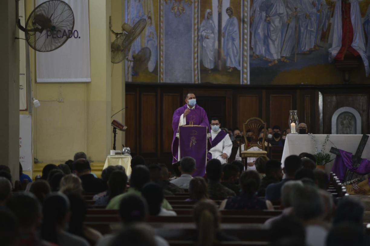 Una de las primeras misas en San Pedro Sula se realizó en la catedral metropolitana San Pedro Apóstol a las 6:40 am y fue presidida por el Padre Luis Estévez. 