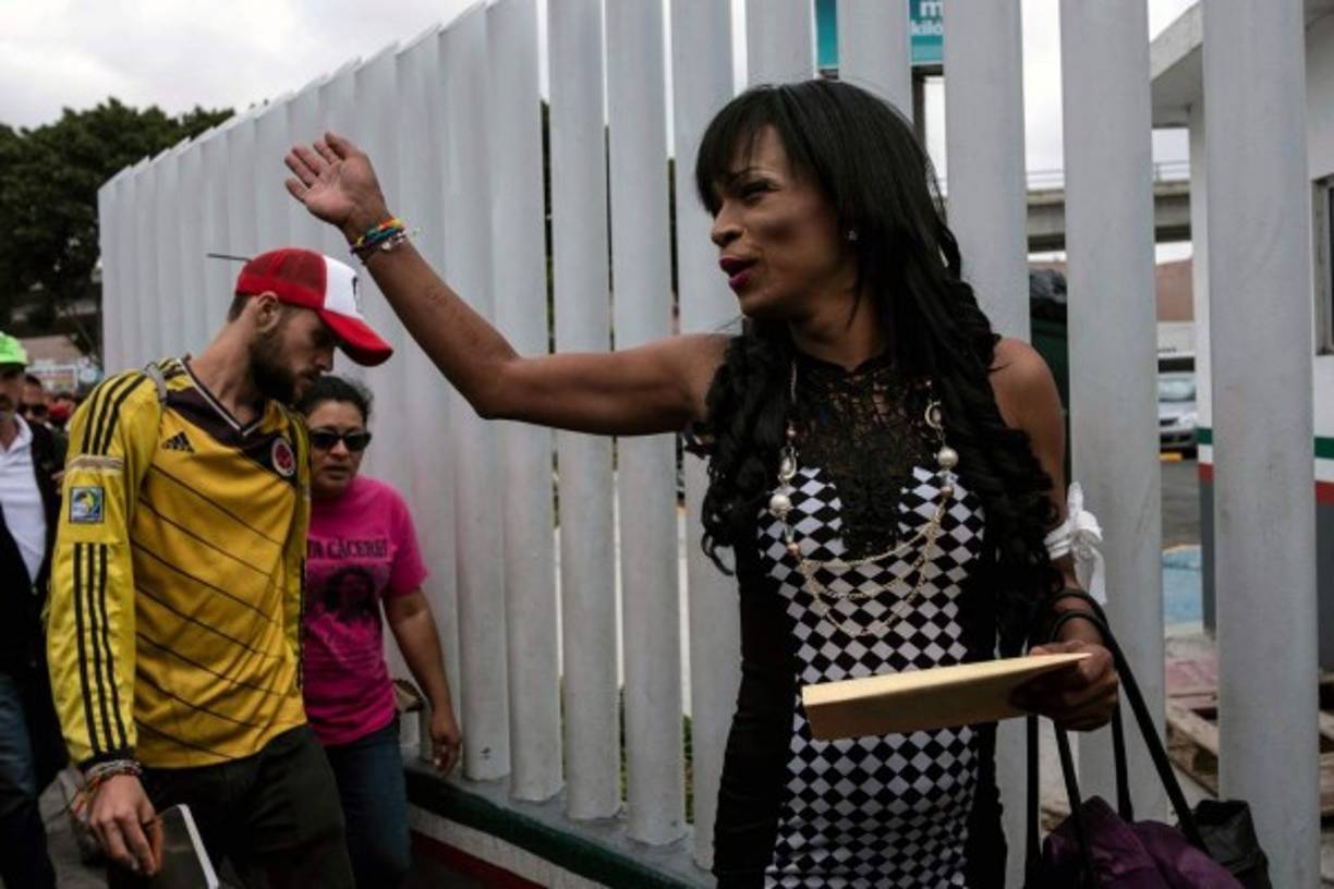 Varios miembros de la comunidad LGTB también forman parte del primer grupo que solicitará asilo este lunes.