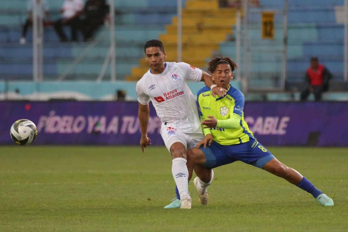 El golpe que le dio Carlos Pineda a Henry Gómez en la disputa del balón durante del partido.