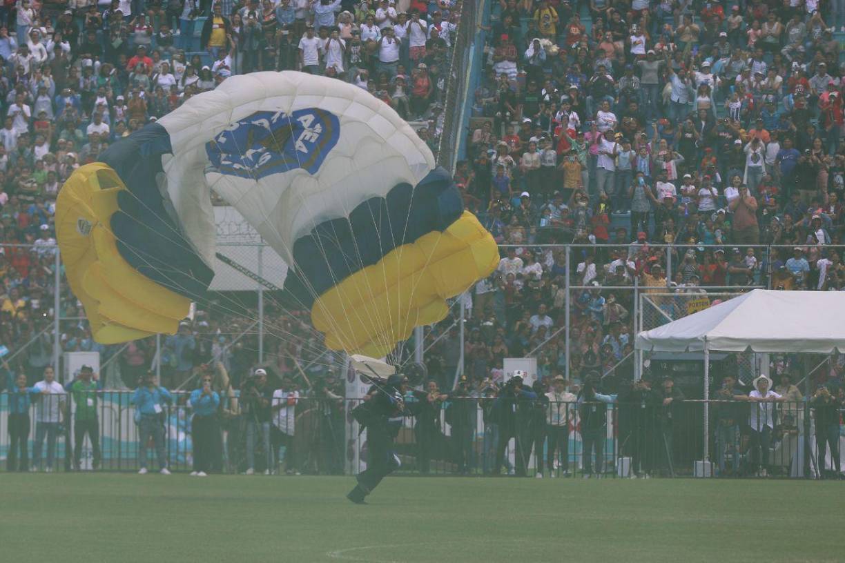 Y es que no es para menos abrazar a un familiar luego que desafíe los vientos de la capital y una caía libre de más de 5,000 pies de altura. Ellos lo han logrado.