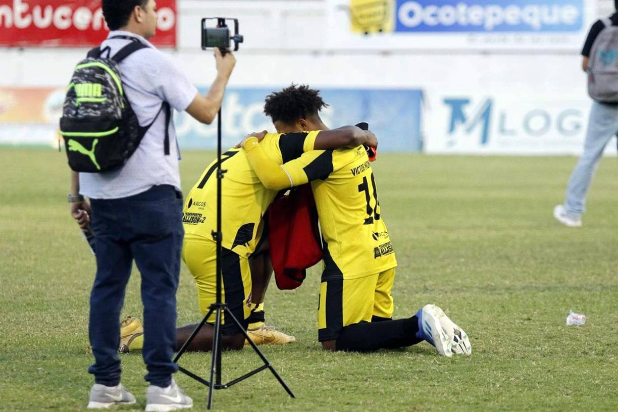 Franco Güity y Víctor Moncada se abrazan tras quedar campeones del Torneo Clausura 2023 de la Liga de Ascenso con el Génesis.
