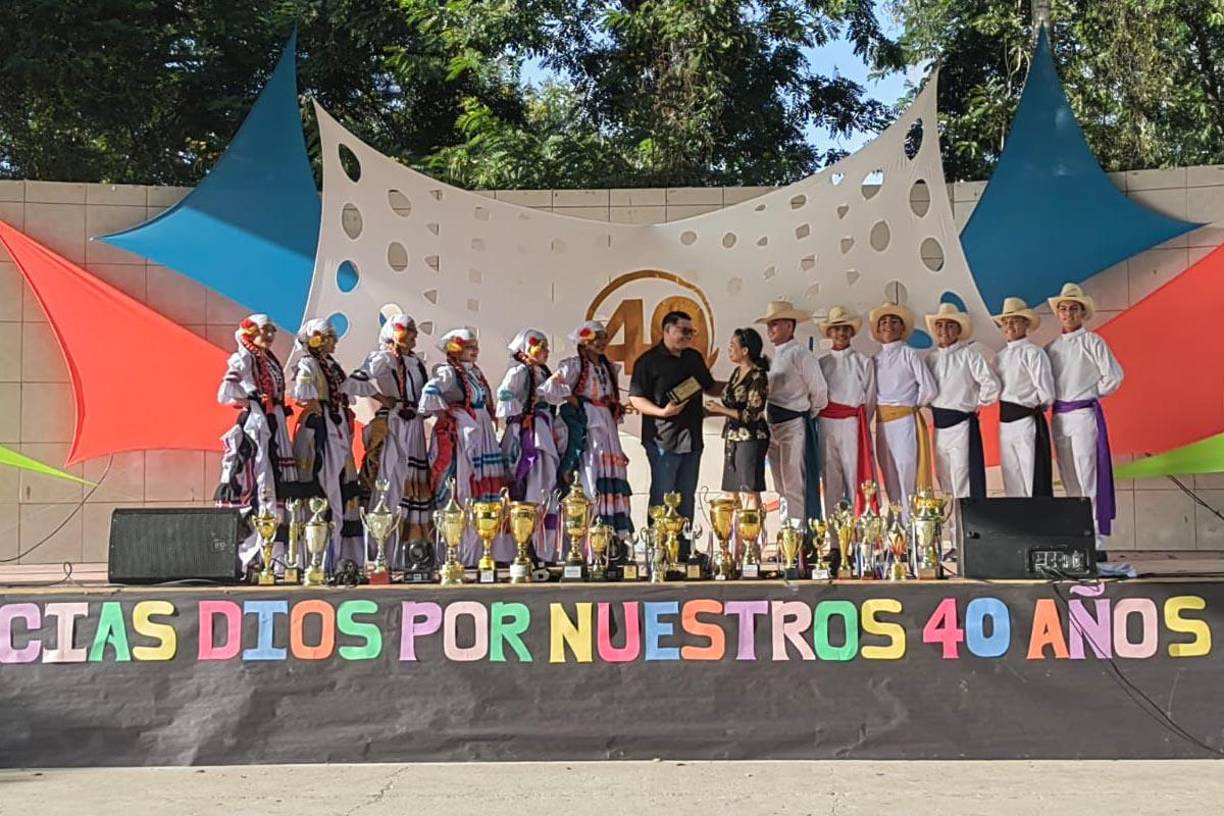 El profesor Wilmer Oseguera del área de Sociales, recibió un reconocimiento por su compromiso con el cuadro de danza del Instituto Roberto Micheletti Baín.