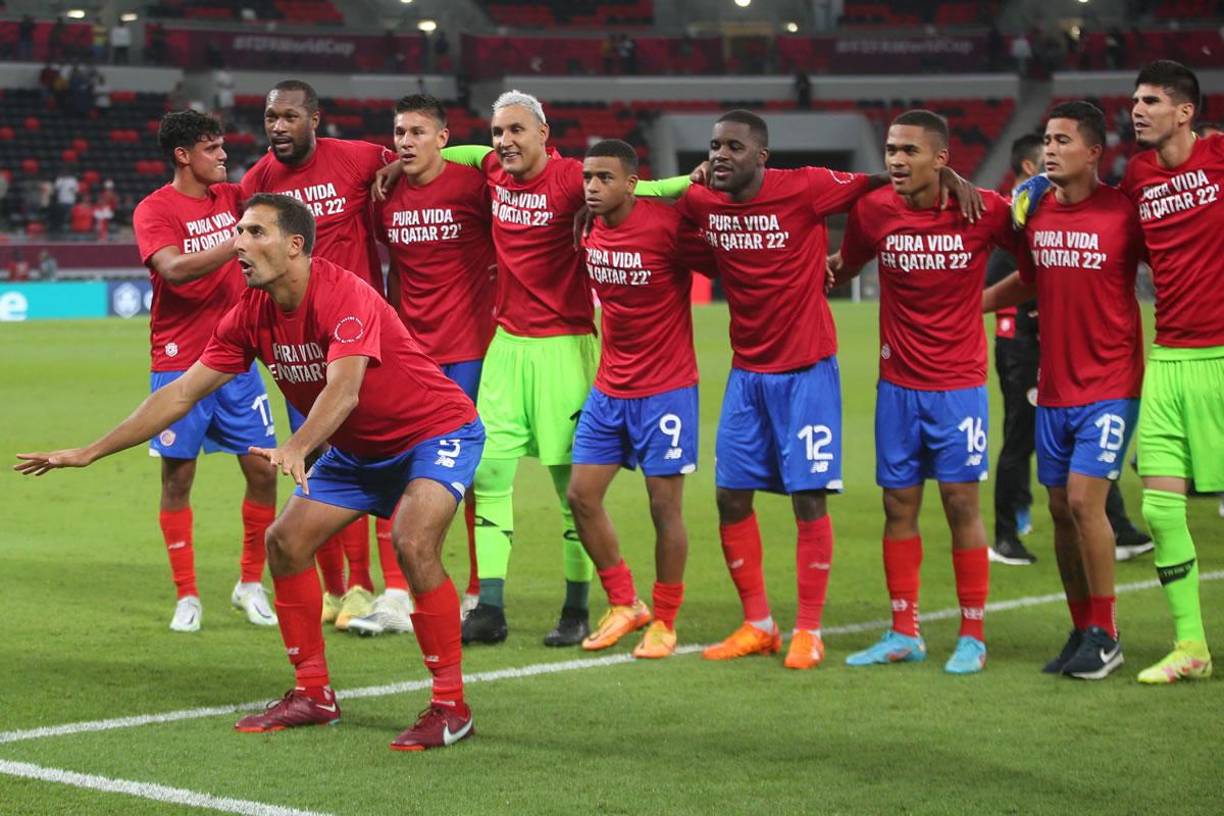 Los jugadores de Costa Rica celebraron con la afición tica que viajó hasta Qatar para presenciar el partido.