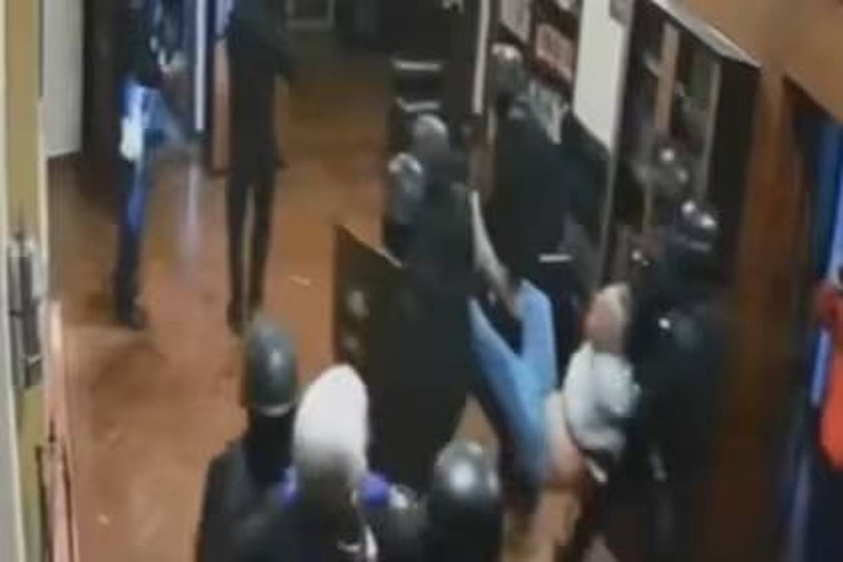 <b>Canseco</b> se levanta y continúa resistiendo a los policías mientras salen de la sede diplomática, en cuyos exteriores vuelve a enfrentarlos hasta ser puesto de rodillas.