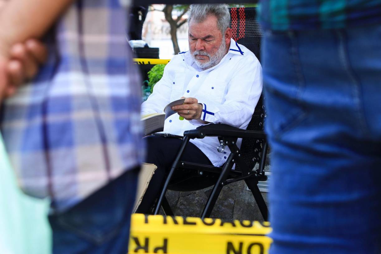 El alcalde de San Pedro Sula, Roberto Contreras, se declaró en huelga de hambre este lunes para exigir el pago de transferencias municipales al gobierno central.